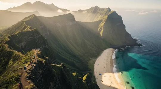 Vue aérienne des cirques et du lagon de La Réunion avec randonneurs et plage