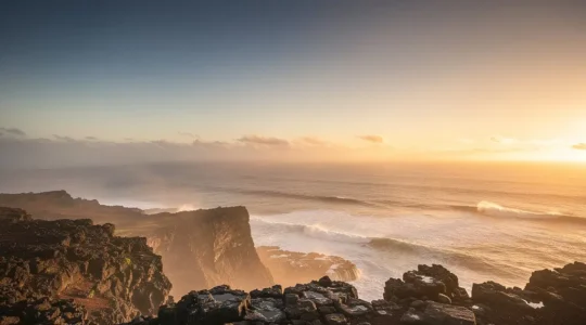 Vue panoramique du lever de soleil sur l'océan Indien depuis les hauteurs de La Réunion