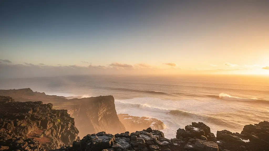 Vue panoramique du lever de soleil sur l'océan Indien depuis les hauteurs de La Réunion