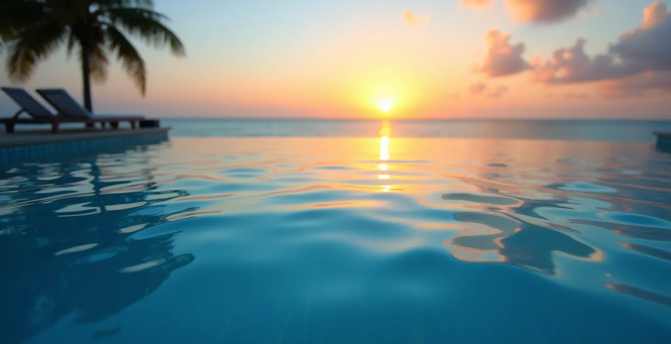 Piscine à débordement d'un hôtel de luxe avec vue panoramique sur l'océan Indien au coucher du soleil